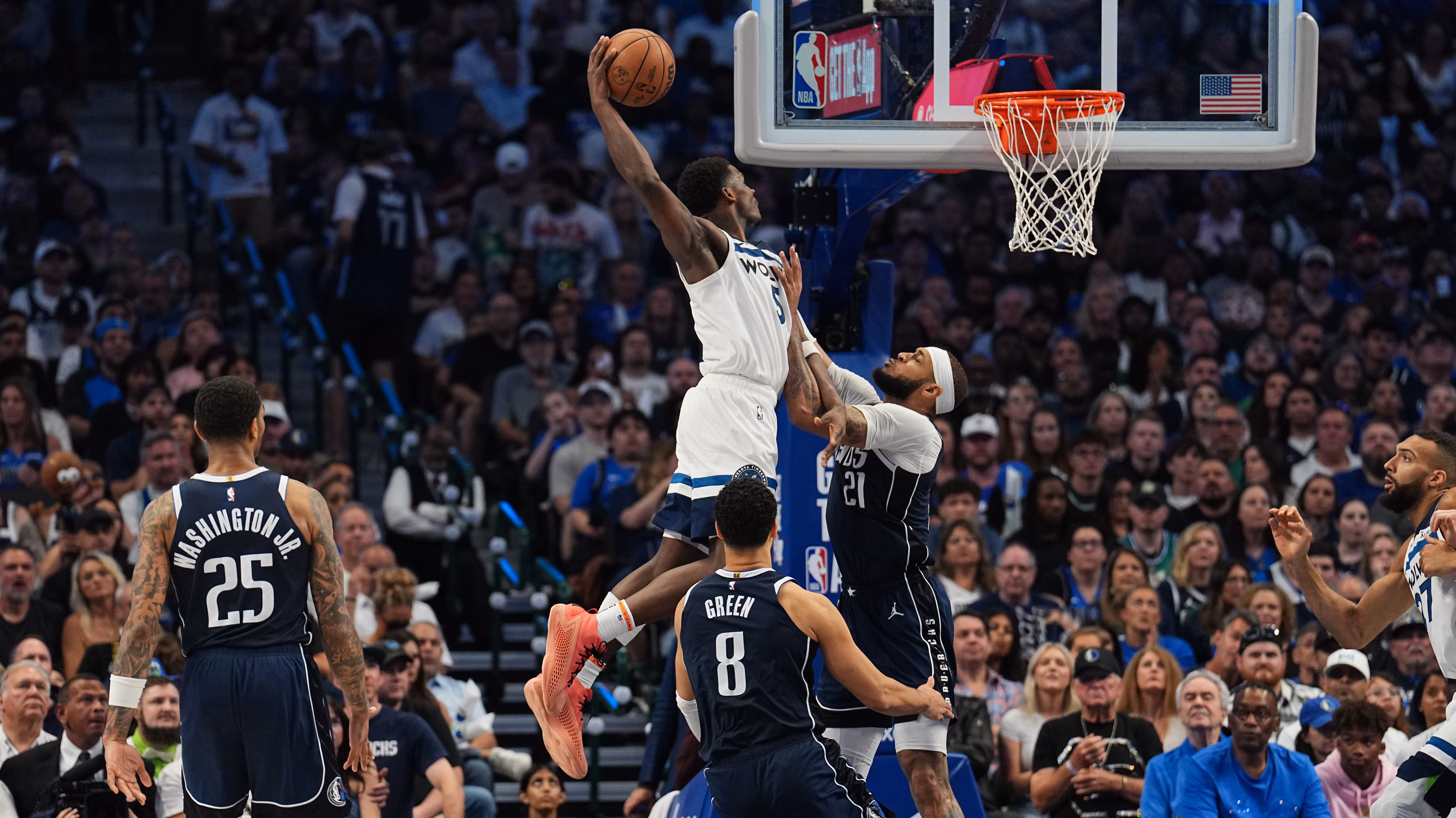 Basketball, a player driving to the rim